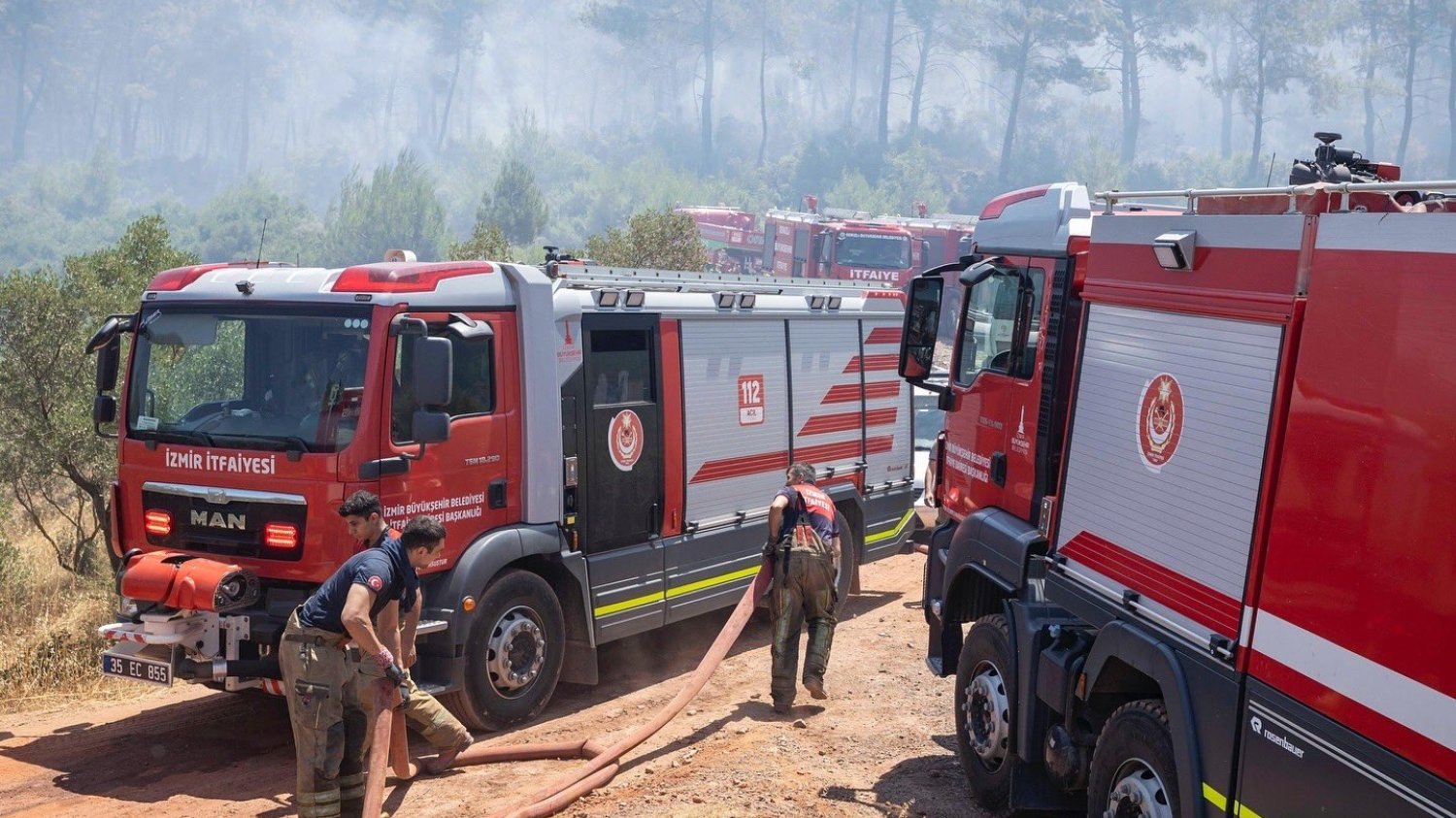 Ewakuacja ponad 50 tys. osób. Pogarsza się sytuacja w wakacyjnym raju Tureccy strażacy