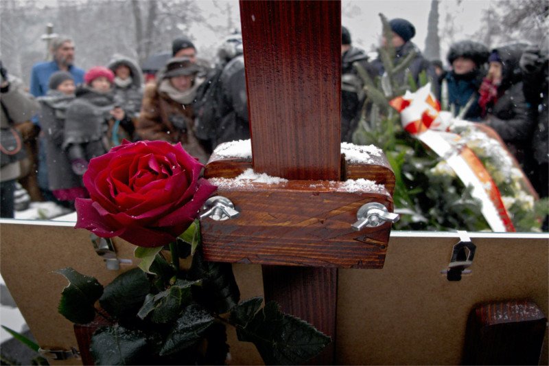 Bez księdza, z mistrzem ceremonii, bez krzyża, ale ze zdjęciem na sztaludze – tak wyglądają świeckie pogrzeby w Polsce.