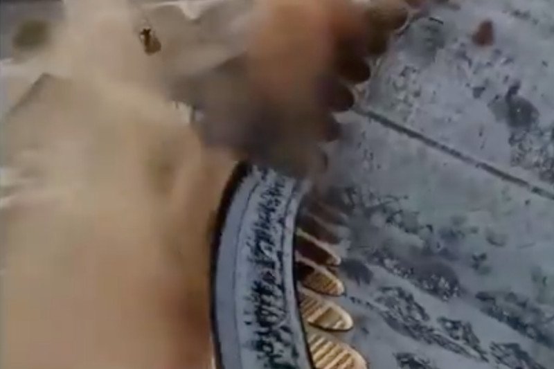 Kamera z drona nagrała moment, kiedy stadion legł w gruzach.