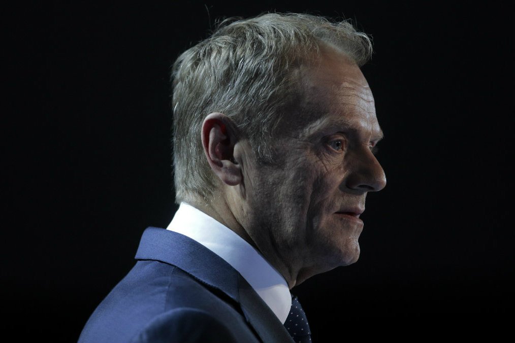 Donald Tusk nie musiał za to ani krzyczeć, ani udawać kogoś kim nie jest.
