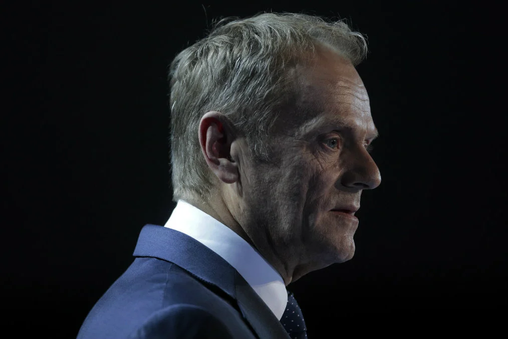 Donald Tusk nie musiał za to ani krzyczeć, ani udawać kogoś kim nie jest.