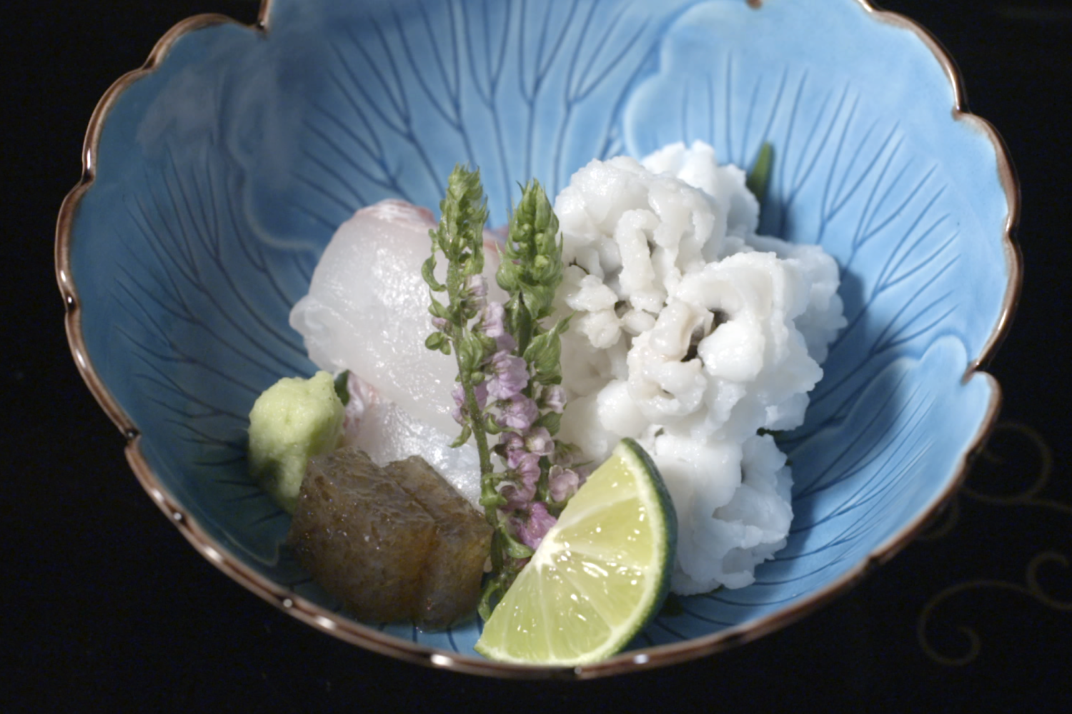 Sashimi podawane w restuaracji Hyotei w Kioto.