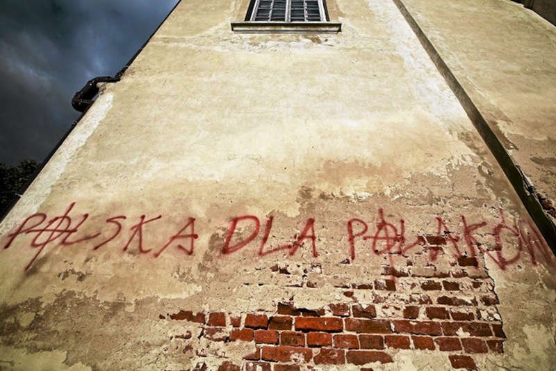 Polska dla Polaków, Jude Raus - takie napisy umieścili neofaszyści na synagodze w Orli na Podlasiu