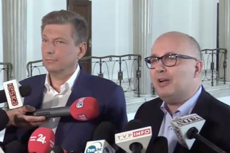 Posłowie określili podróże marszałka mianem "Kuchciński travel".