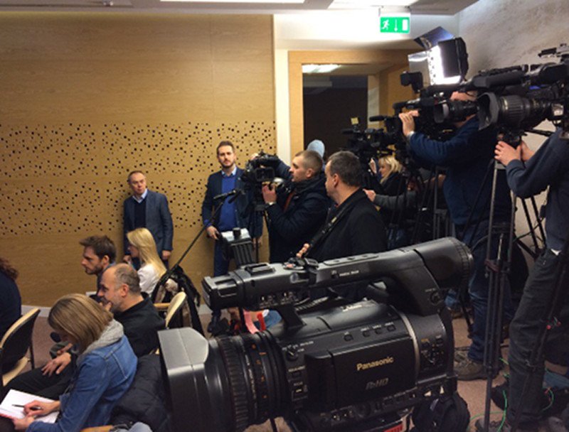 Nowa salka medialna w sejmie. Dziennikarze nie kryją oburzenia jej gabarytami.