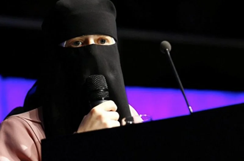 Nora Illi, Szwajcarka, która przeszła na islam walczy z zakazem noszenia burek. Jej zdaniem władze Szwajcarii dyskryminują kobiety.