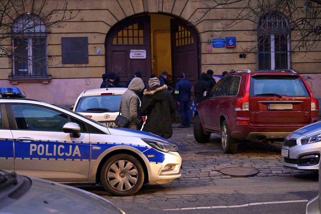 Tragedia w Warszawie. Policjant zastrzelił swojego kolegę podczas pościgu za uzbrojonym w maczetę mężczyzną