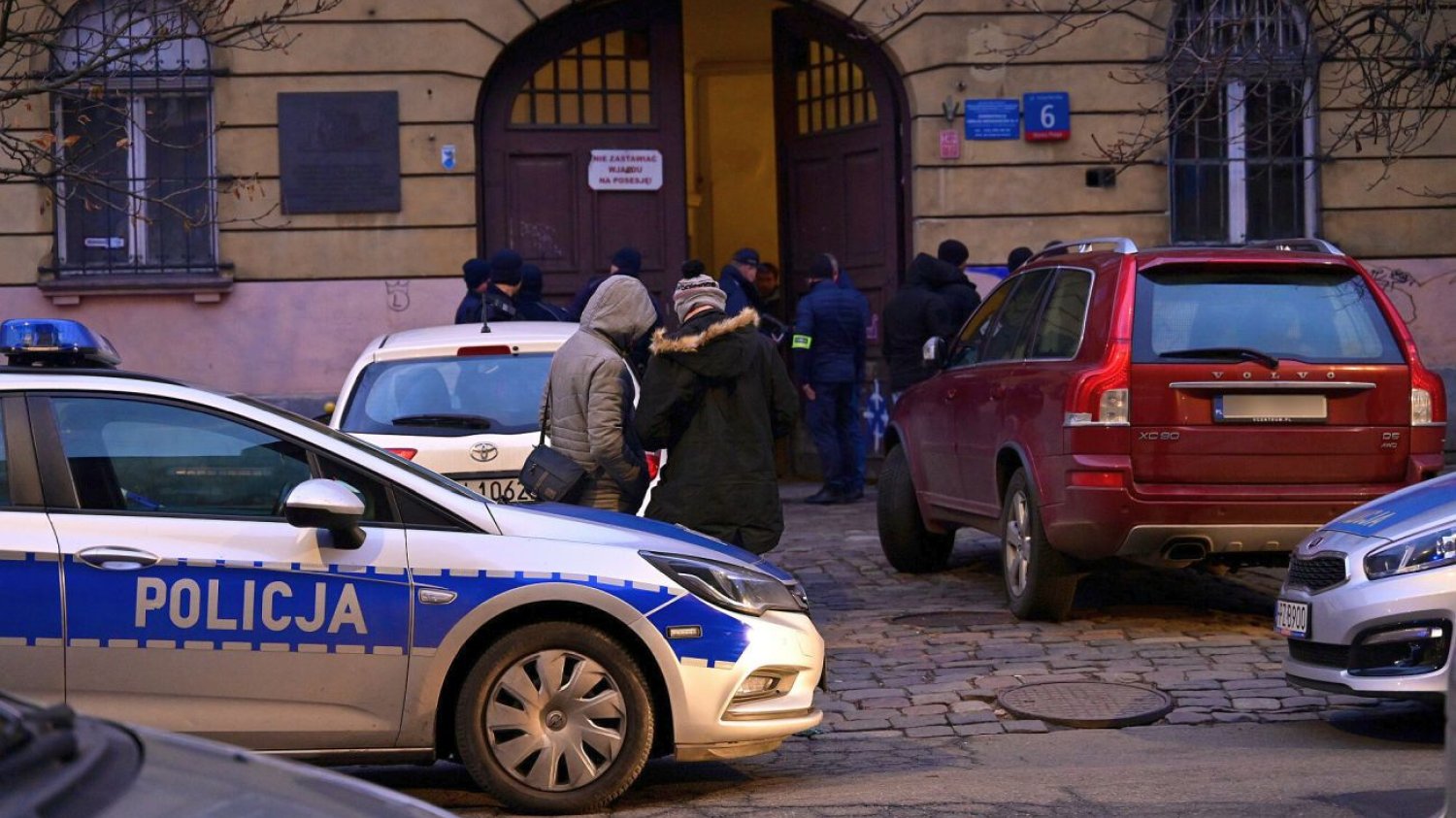 Tragedia w Warszawie. Policjant zastrzelił swojego kolegę podczas pościgu za uzbrojonym w maczetę mężczyzną