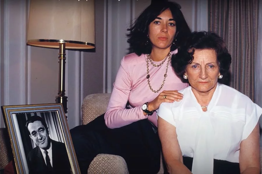 Ghislaine Maxwell ze swoją matką Elizabeth po śmierci ojca Roberta Maxwella (na fotografii w ramce)