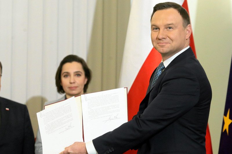 Rząd obniżył wiek emerytalny, ale takimi sposobami chce zniechęcić do szybkich emerytur