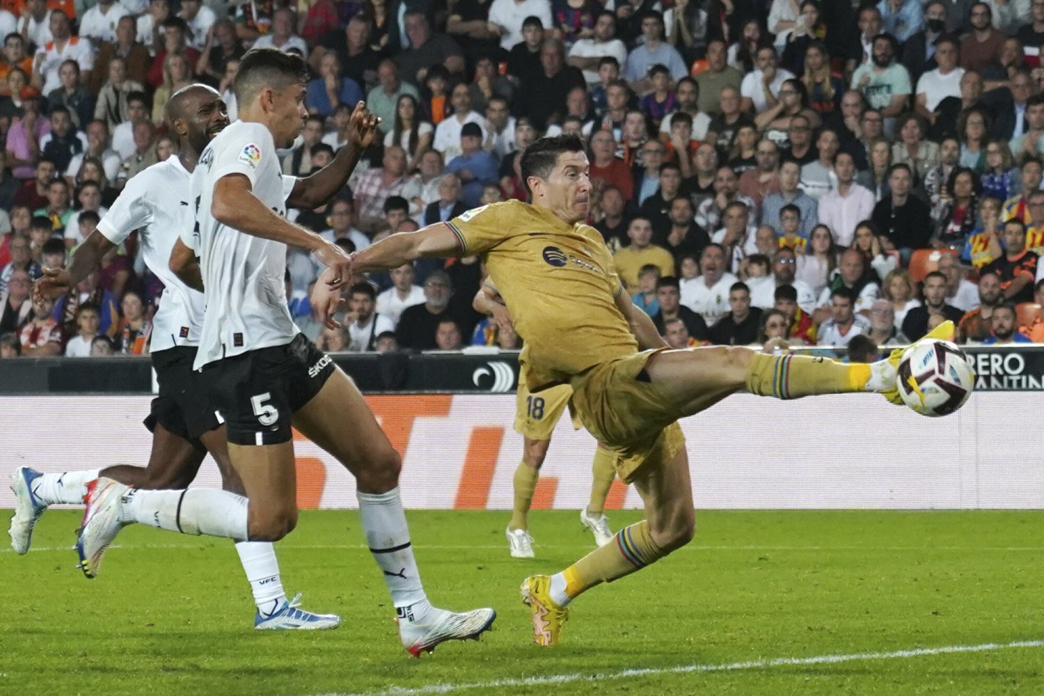 Zabójczo skuteczny Robert Lewandowski. Zobaczcie jak nasz as odarł rywali z marzeń