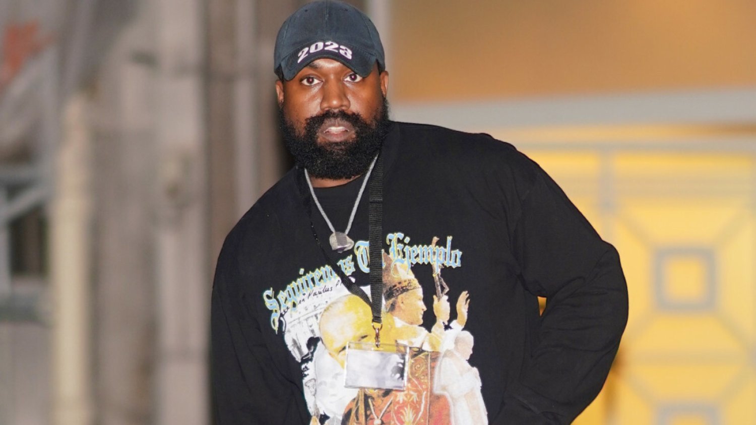 Kanye West pokazał się na paryskim Tygodniu Mody w bluzie z Janem Pawłem II.
