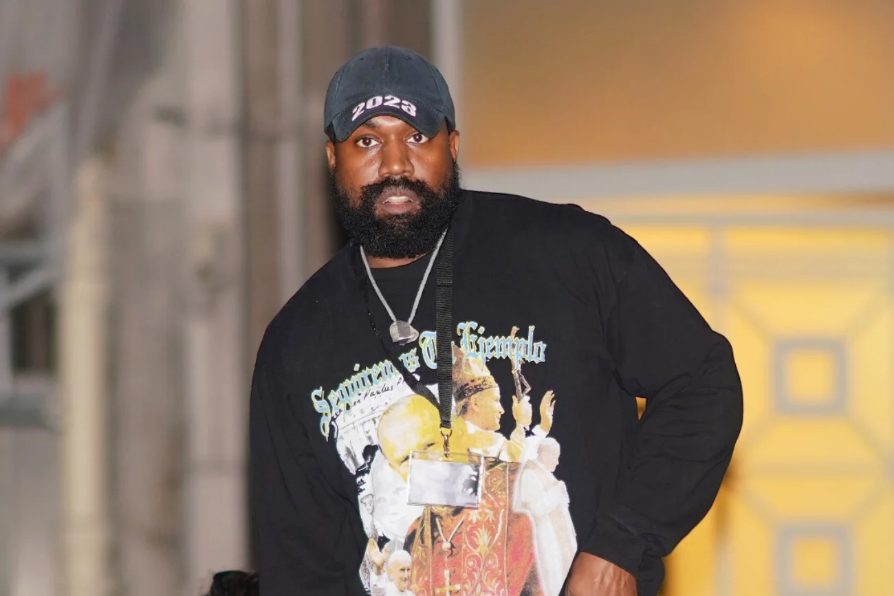 Kanye West pokazał się na paryskim Tygodniu Mody w bluzie z Janem Pawłem II. Kanye West pokazał się na paryskim Tygodniu Mody w bluzie z Janem Pawłem II.