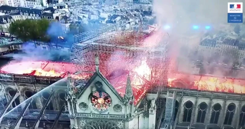 Pożar Katedry Notre Dame widziany z lotu ptaka.