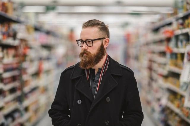 Moda na bycie hipsterem zawładnęła umysłami mężczyzn. Wielu z nich kontynuuje trend.