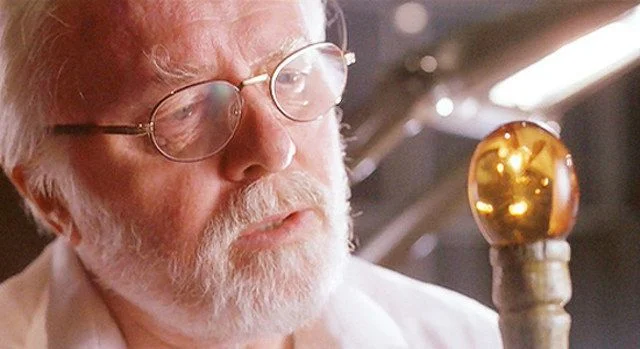 Paleontolog John Hammond, to on wydobyłł DNA dinozaura z bursztynu w filmie Jurassic Park