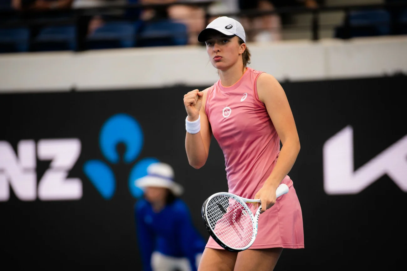 Iga Świątek otworzyła rok 2022 od pewnego zwycięstwa na turnieju WTA w Adelajdzie. Polka wygrała 6:3, 6:3.