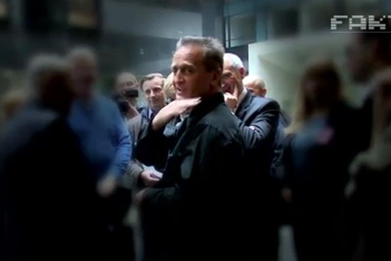 Gest podcinania szyi, który prof. Chris Cieszewski wykonał w kierunku dziennikarzy TVN.