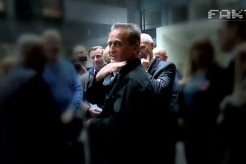 Gest podcinania szyi, który prof. Chris Cieszewski wykonał w kierunku dziennikarzy TVN.