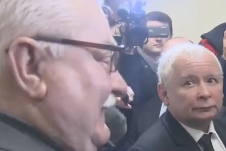 Jarosław Kaczyński wdał się w sądzie w kuriozalny dialog z mężczyzną stojącym obok Lecha Wałęsy.