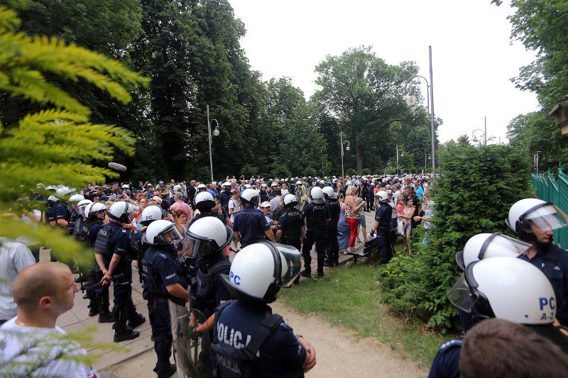 Marsz Równości w Częstochowie próbowały zatrzymać osoby związane ze środowiskiem narodowym i kibice.