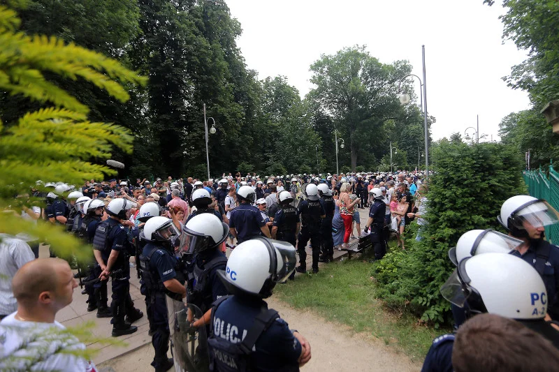 Marsz Równości w Częstochowie próbowały zatrzymać osoby związane ze środowiskiem narodowym i kibice.