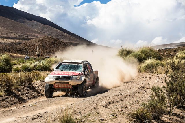 Liczne zakręty i duże prędkości towarzyszyły zawodnikom na ósmym etapie Rajdu Dakar 2014.