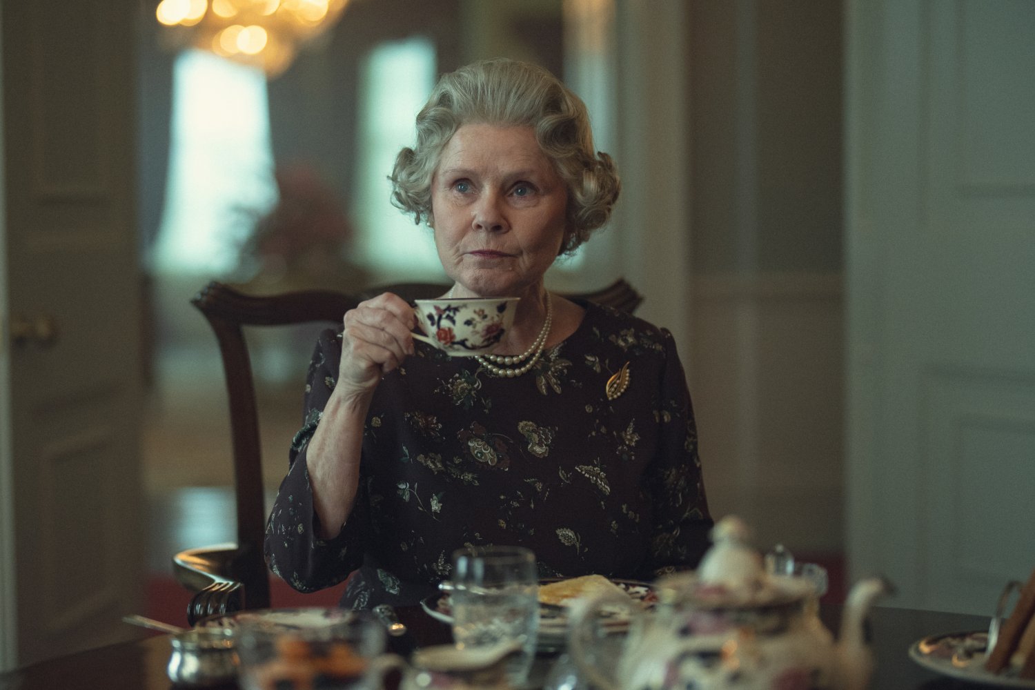 Imelda Staunton jako królowa Elżbieta II w "The Crown" Imelda Staunton jako królowa Elżbieta II w "The Crown"