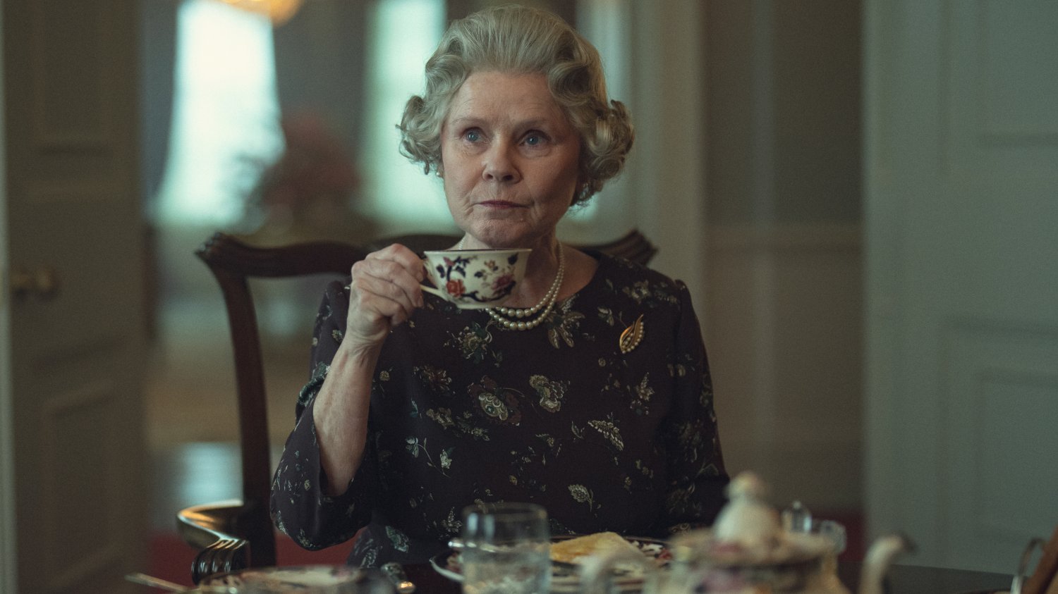 Imelda Staunton jako królowa Elżbieta II w "The Crown" Imelda Staunton jako królowa Elżbieta II w "The Crown"
