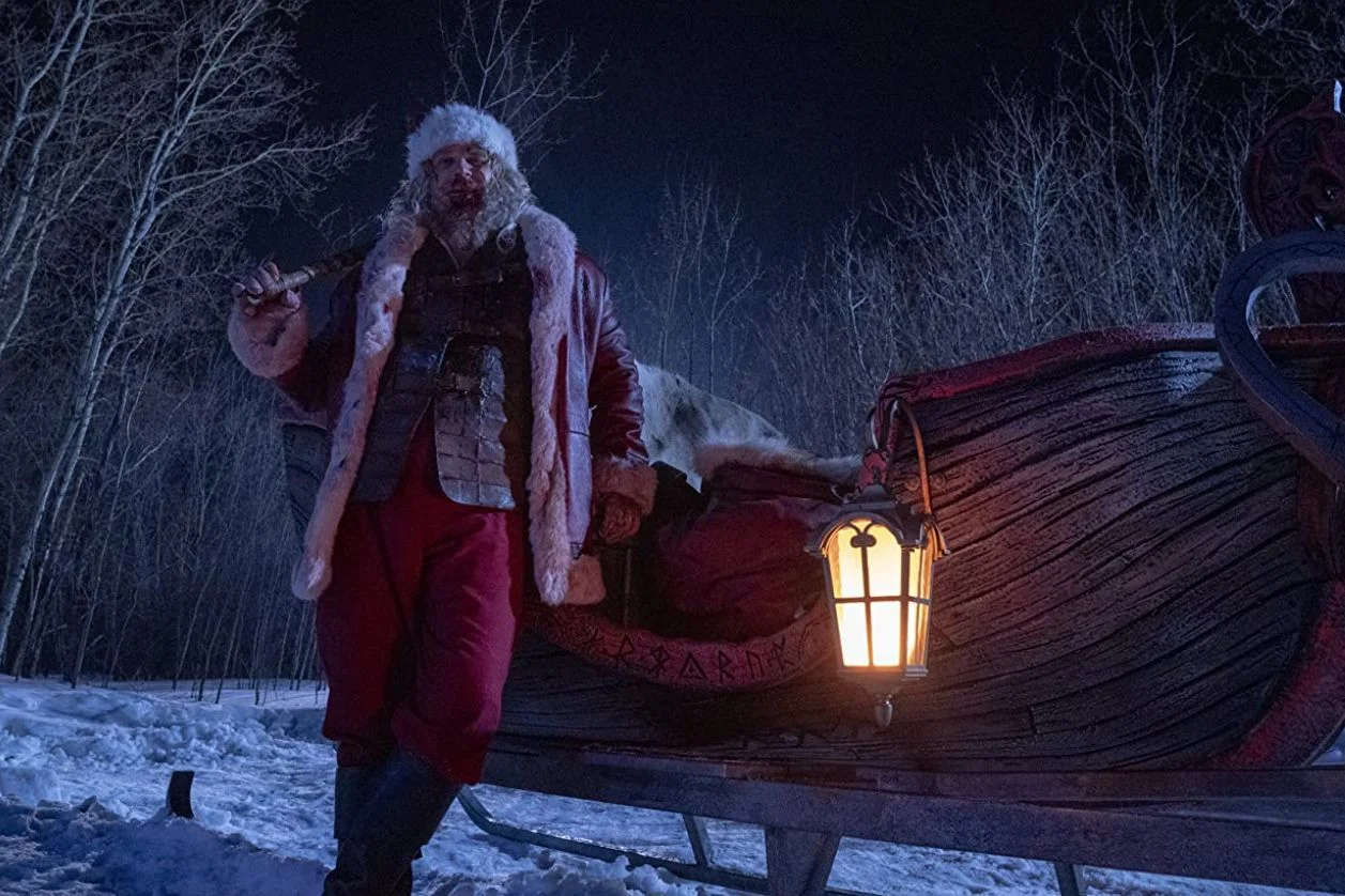 David Harbour jako Święty Mikołaj w Dzikiej nocy