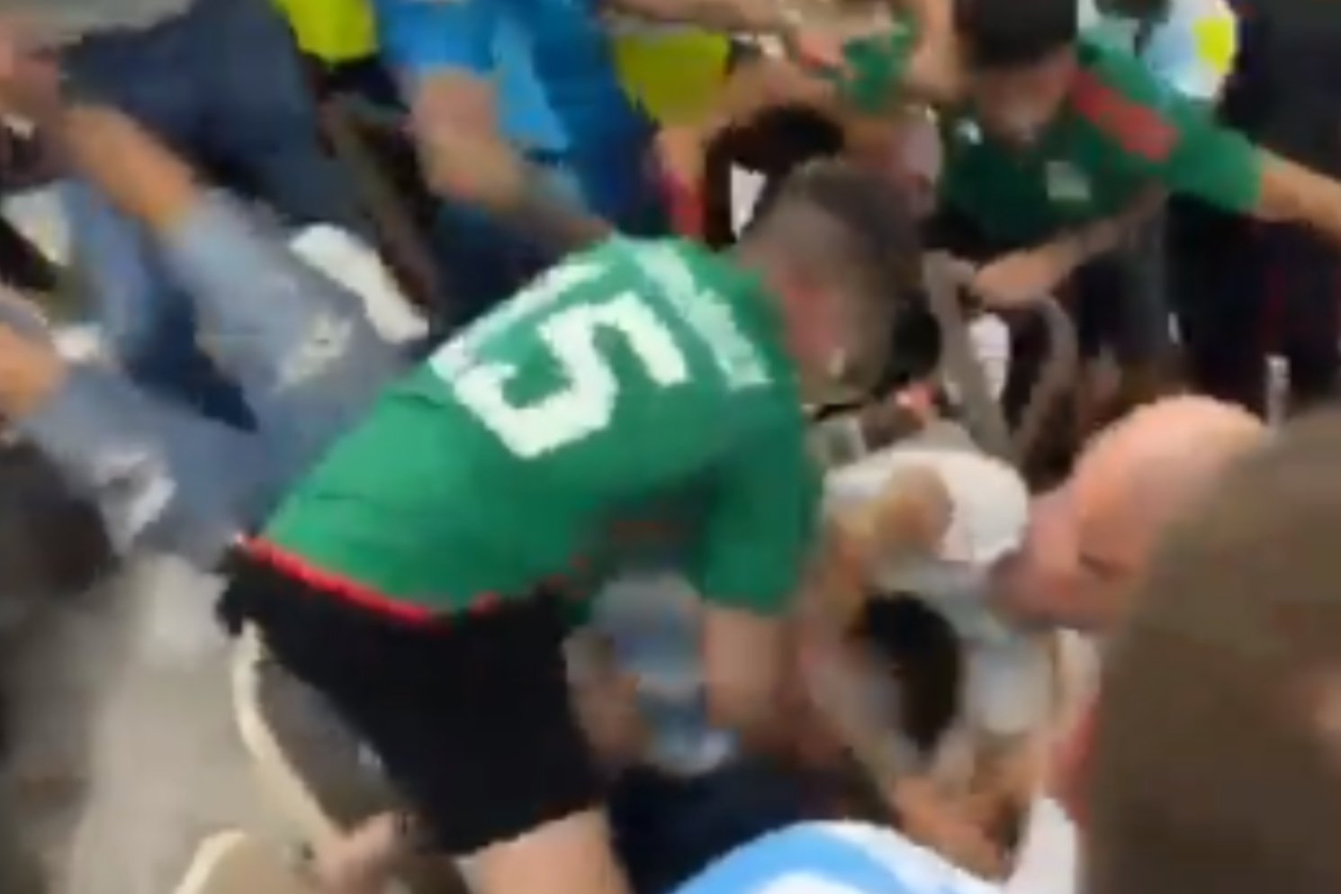 Bójka kibiców Argentyny Meksyku z Katarze.