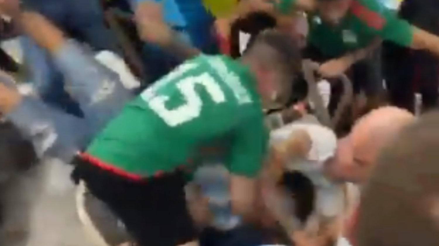 Bójka kibiców Argentyny Meksyku z Katarze.