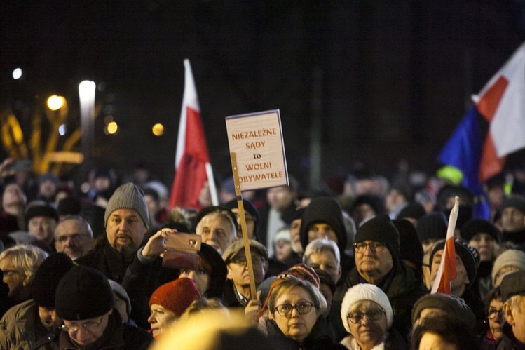 Dziś o godz. 18:00 w wielu miastach Polski rozpoczną się protesty pod hasłem "Dziś sędziowie - jutro Ty".