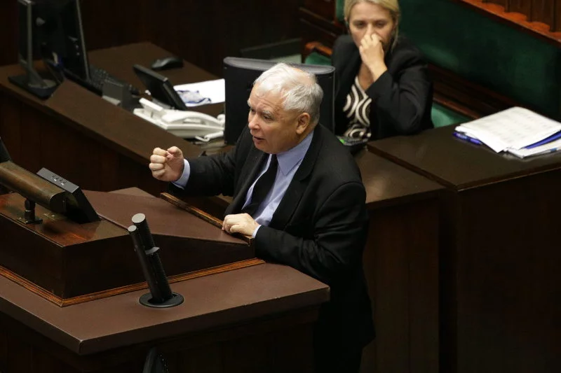 Jarosław Kaczyński dolał w nocy dużo oliwy do ognia.