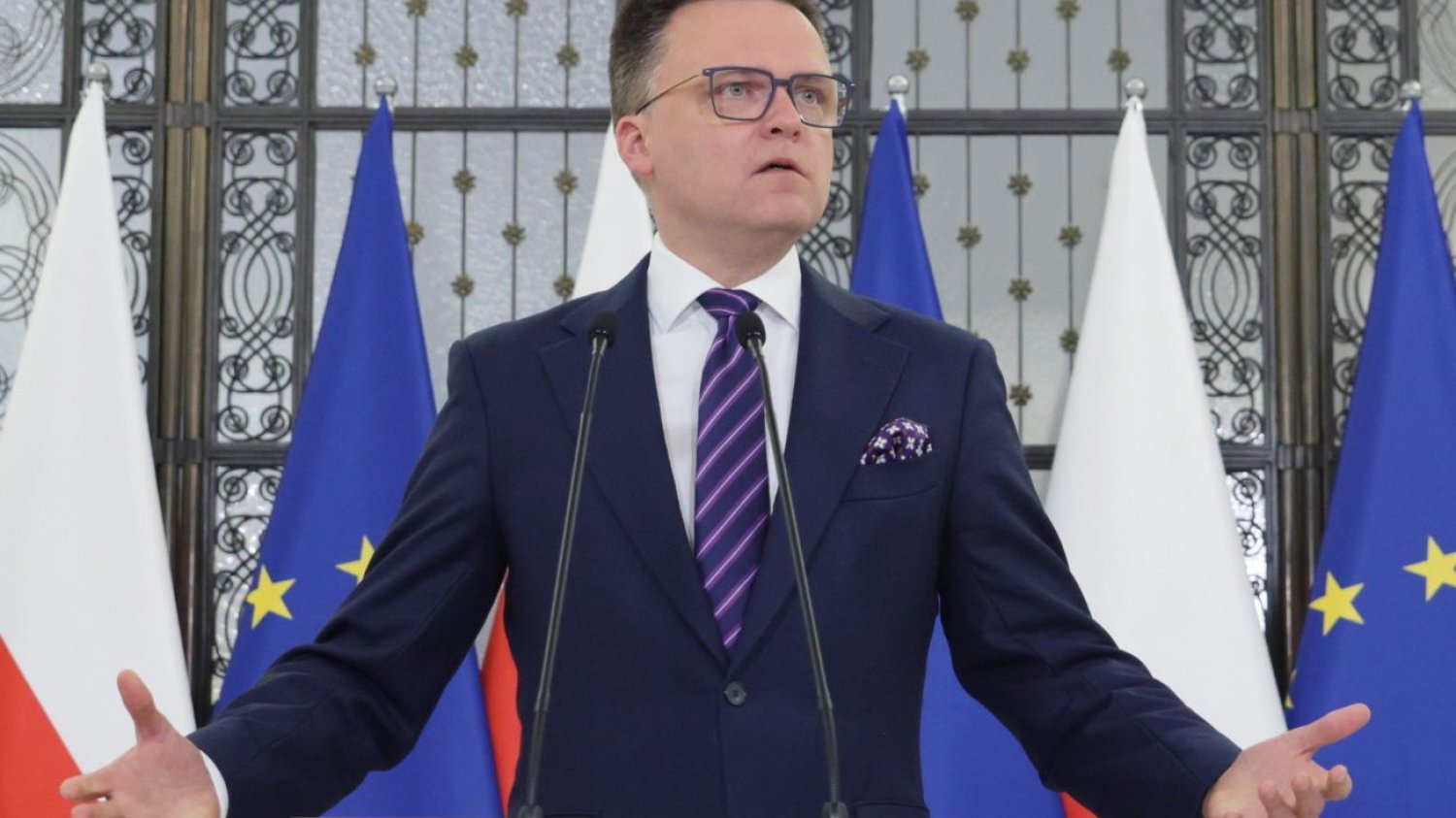 Hołownia proponuje najchudszy rząd w Europie. Takie ma postulaty dla koalicjantów Szymon Hołownia przed spotkaniem koalicjantów. Oto jego postulaty