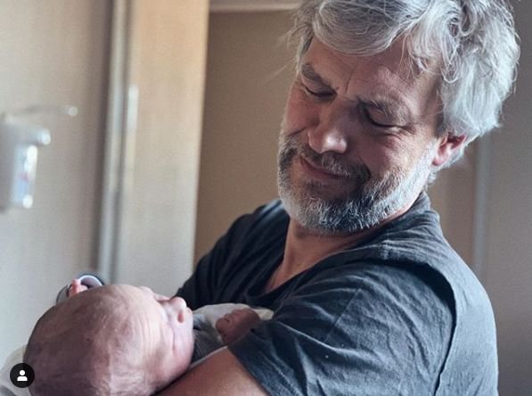 Michał Żebrowski z najmłodszym, trzecim synem Feliksem, który właśnie przyszedł na świat.