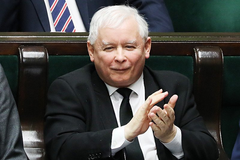 Najnowsze badanie CBOS zadowoli prezesa Kaczyńskiego. Wskazuje ono, że PiS ma 30 punktów przewagi nad PO.