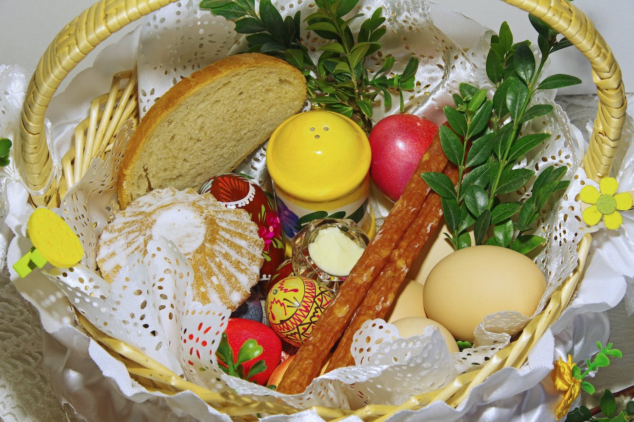 Co się wkłada do koszyka wielkanocnego? [LISTA]