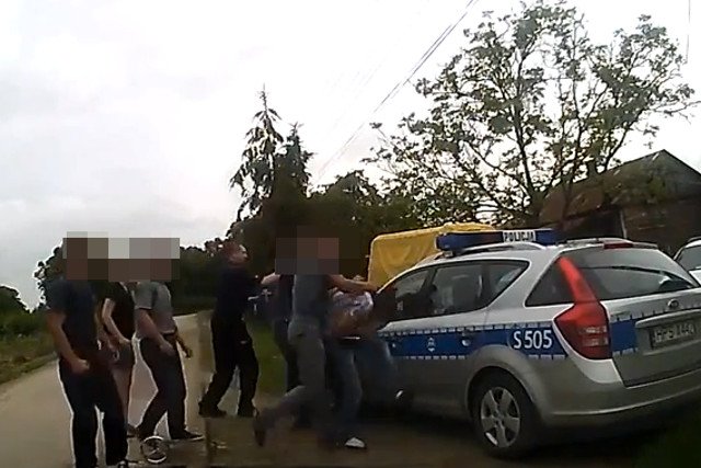 Świętokrzyska policja przeanalizuje zachowanie policjantów, którzy nie potrafili powstrzymać grupy agresywnych mężczyzn