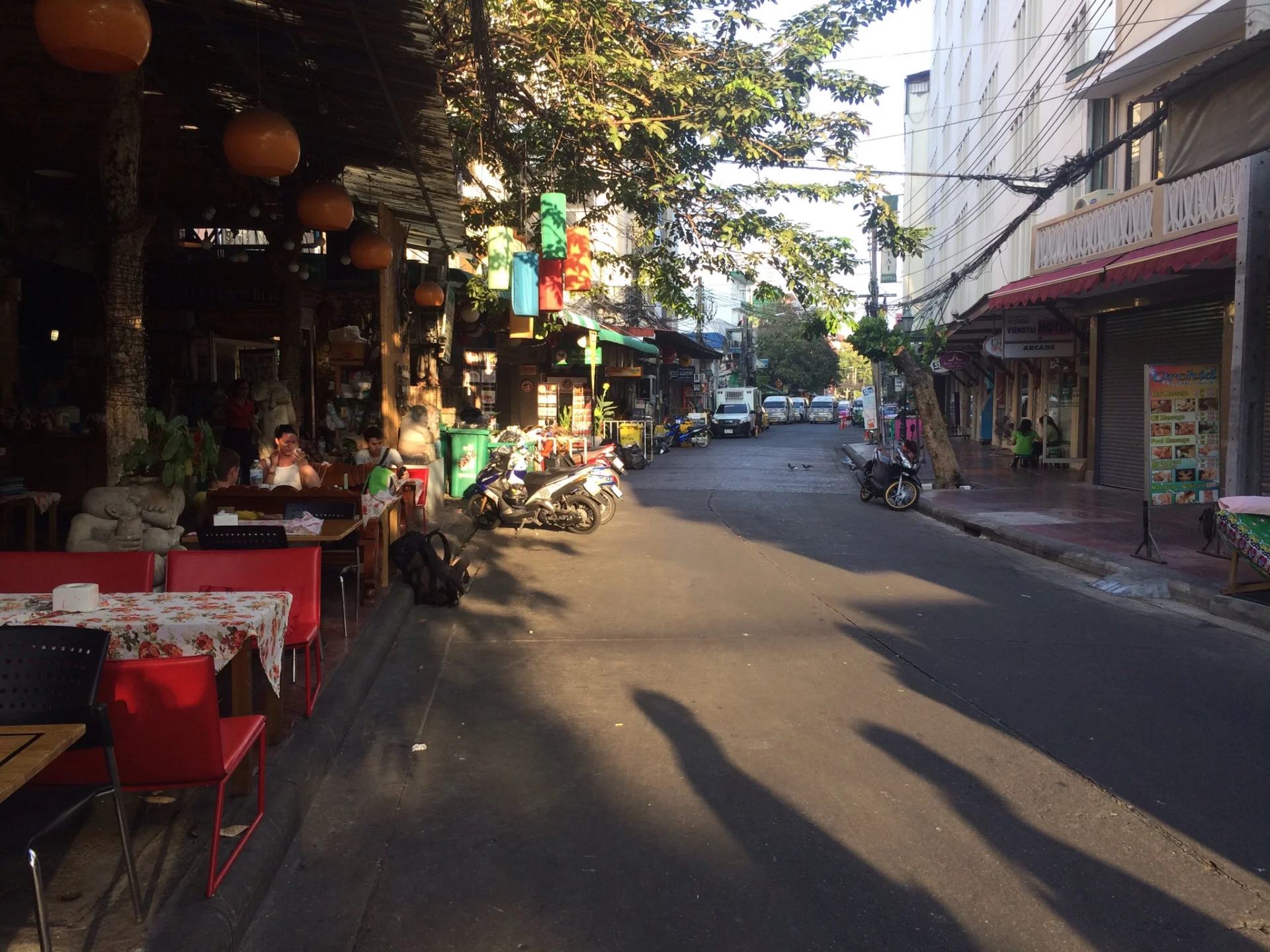 Rambuttri Road wczesnym rankiem. Bangkok/Tajlandia