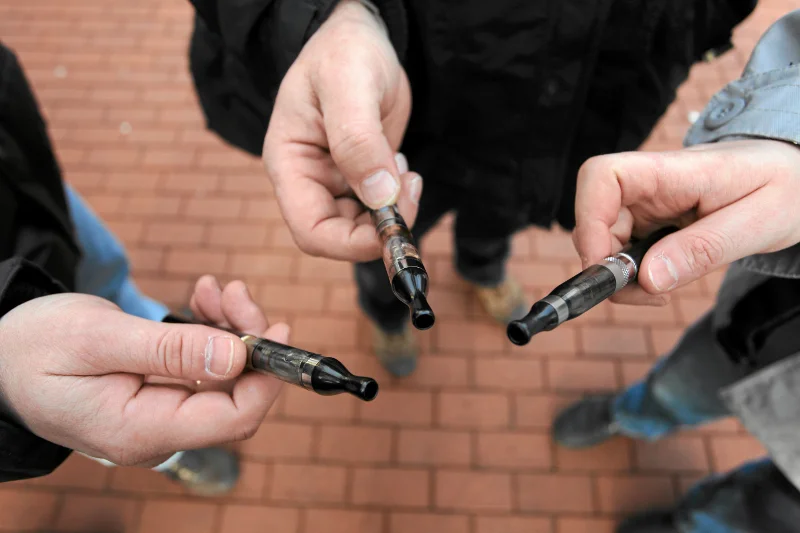 Elektroniczne papierosy nie mogą być już sprzedawane nieletnim. Straż miejska ma baczniej przyglądać się rejonom szkół, aby sprawdzić, czy młodzież nie korzysta z tych wyrobów