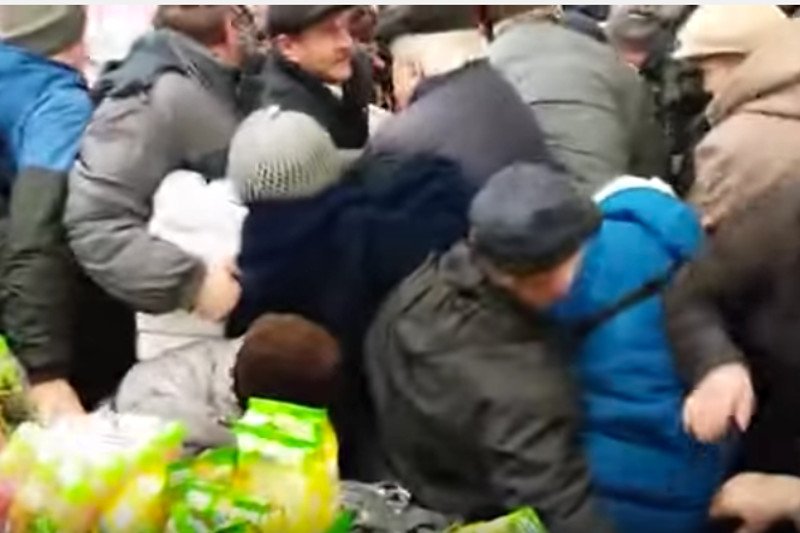 Tłumy i przepychanki w Carrefourze w Chełmie. Wszystko przez promocje na cukier.  "Kobieta za mną upadła"