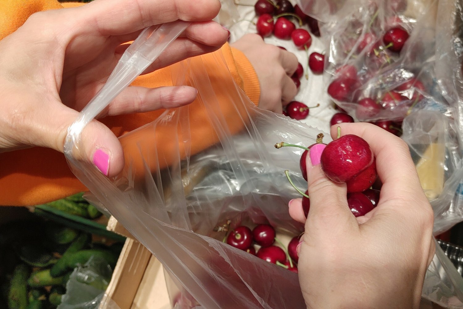 Wzięli pod lupę polskie czereśnie z Lidla, Biedronki i bazarku. Wynik testu jest porażający