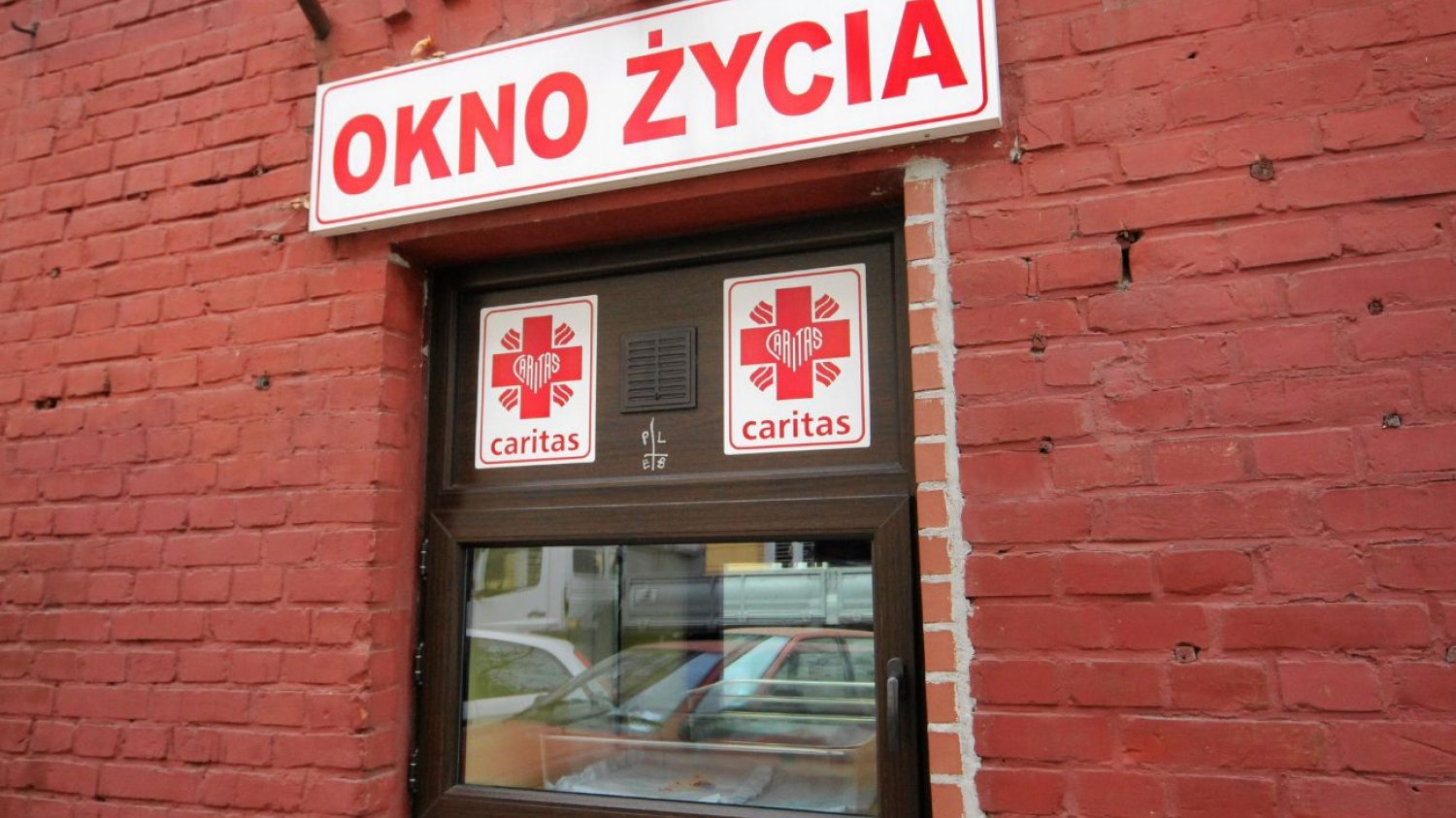 Alarm w oknie życia w Warszawie. "Chłopczyk świeżo po urodzeniu" Alarm w oknie życia w Warszawie. Siostry znalazły noworodka