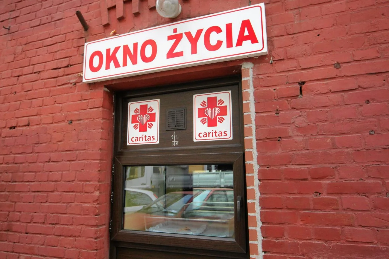 Alarm w oknie życia w Warszawie. "Chłopczyk świeżo po urodzeniu" Alarm w oknie życia w Warszawie. Siostry znalazły noworodka