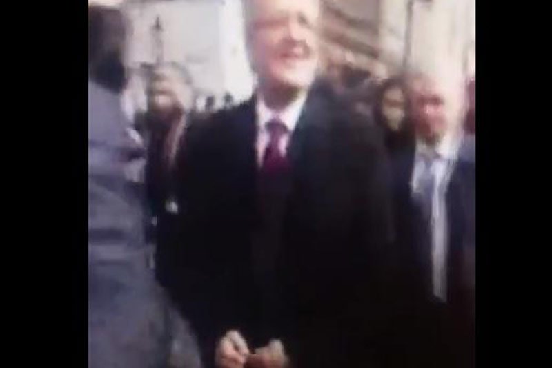 Prezydent Bronisław Komorowski spacerował po Poznaniu z rozpiętym rozporkiem, a może tylko poprawiał płaszcz?