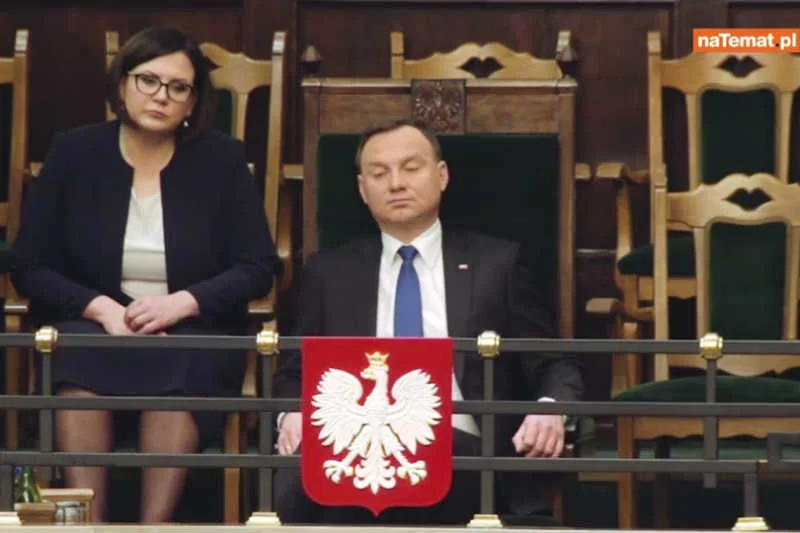 Andrzej Duda walczył ze snem podczas przemówienia szefa MSZ.