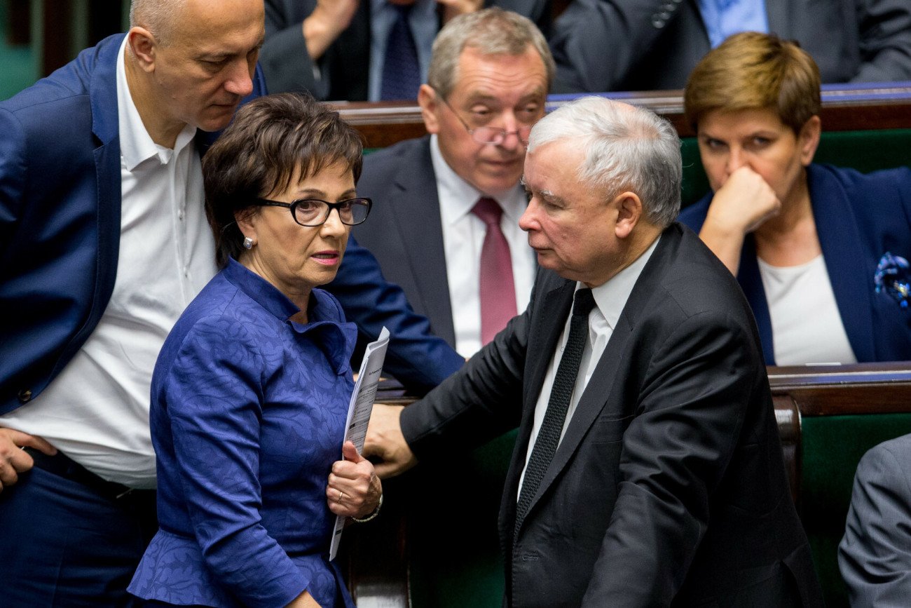 na pierwszym planie Elżbieta Witek i Jarosław Kaczyński