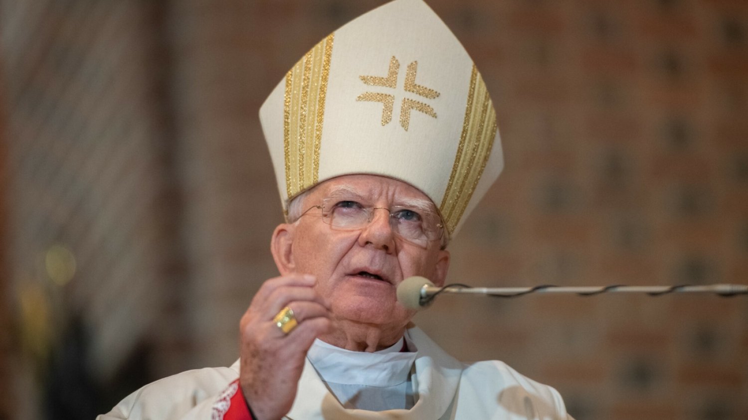 Arcybiskup Marek Jędraszewski nie wytrzymał. Chodzi o pieniądze na lekcje religii. Abp Marek Jędraszewski podczas mszy.