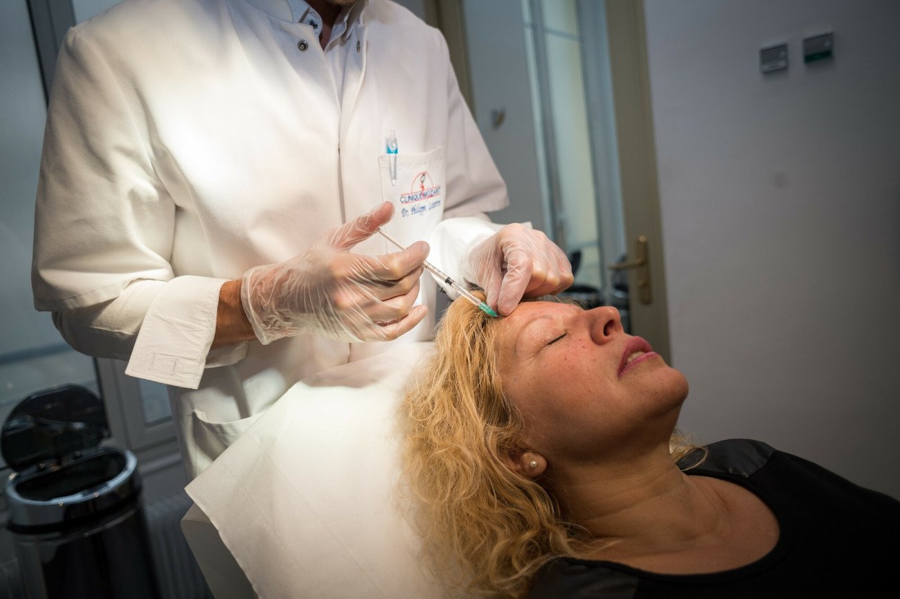 Zabiegi z zakresu medycyny estetycznej wykonują dziś nie tylko lekarze, ale też kosmetolodzy i kosmetyczki.